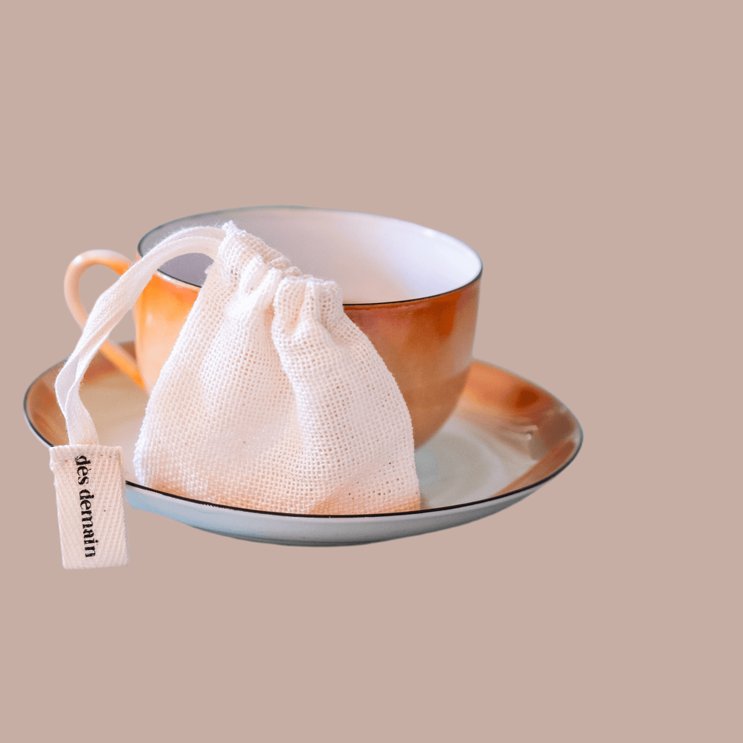 tazza di tè con bustina ecologica riutilizzaile