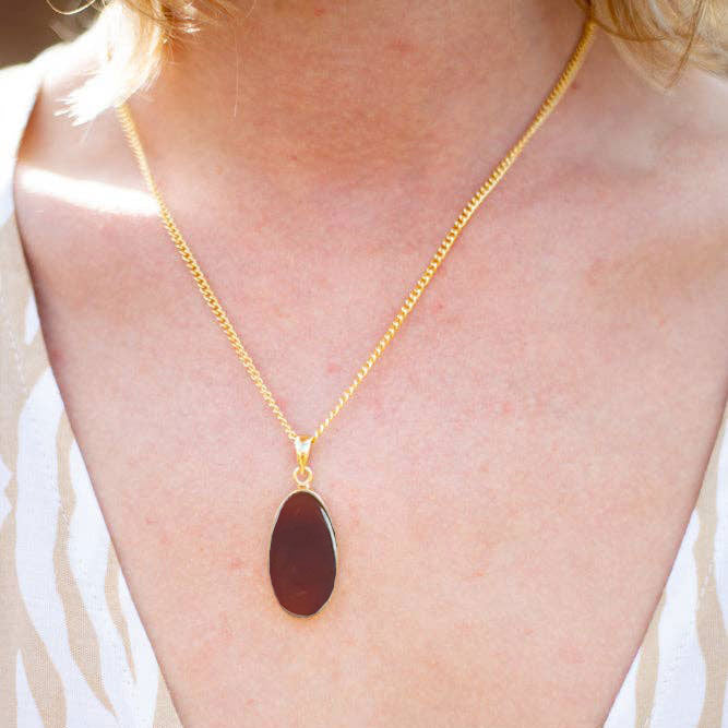 collana in onice rosso indossata