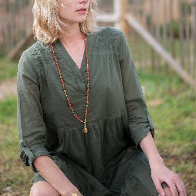 ragazza che indossa collana mala tanit