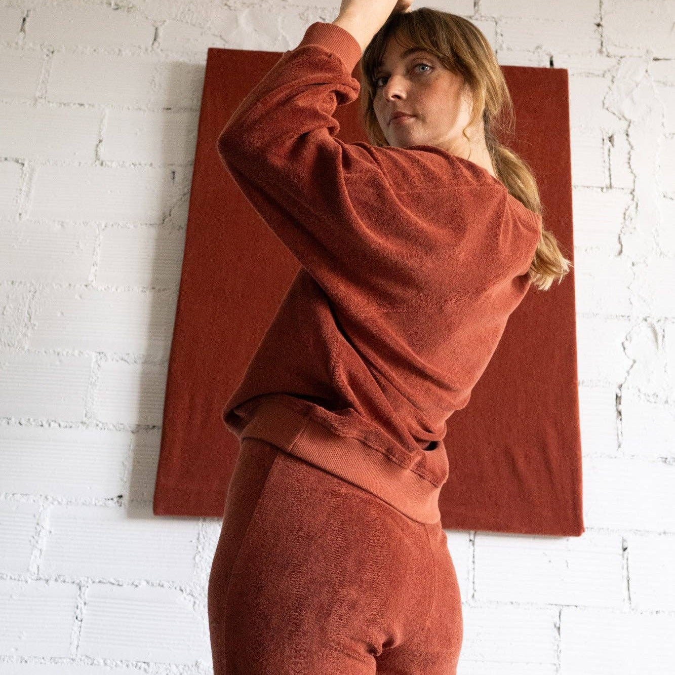 Dettaglio del tessuto in cotone biologico dei Pantaloni Terracotta, morbido e sostenibile.