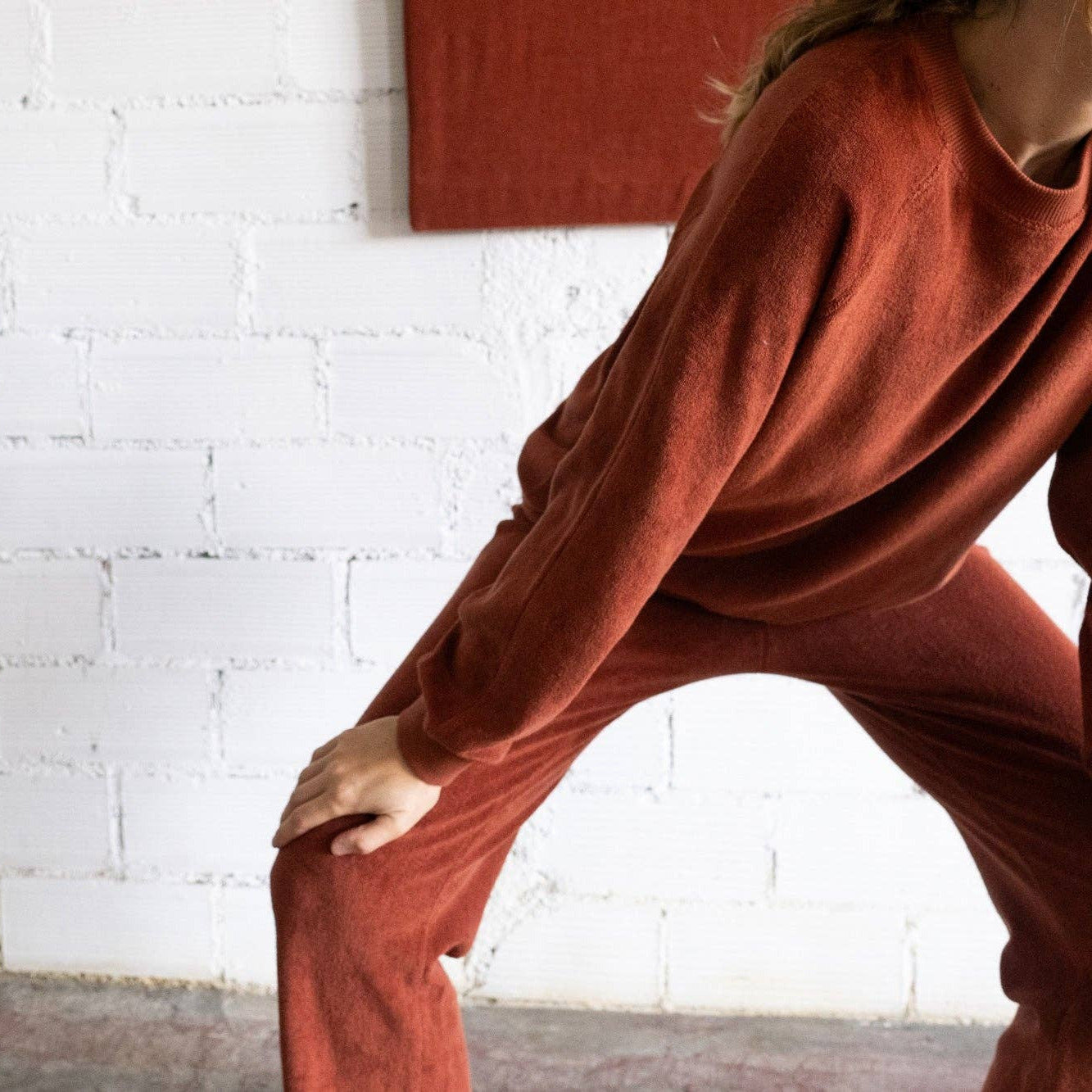 Pantaloni Terracotta in cotone biologico per un look sostenibile e minimalista, ideale per la moda consapevole e naturale.