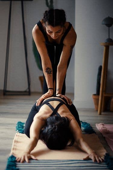 donne che praticano yoga
