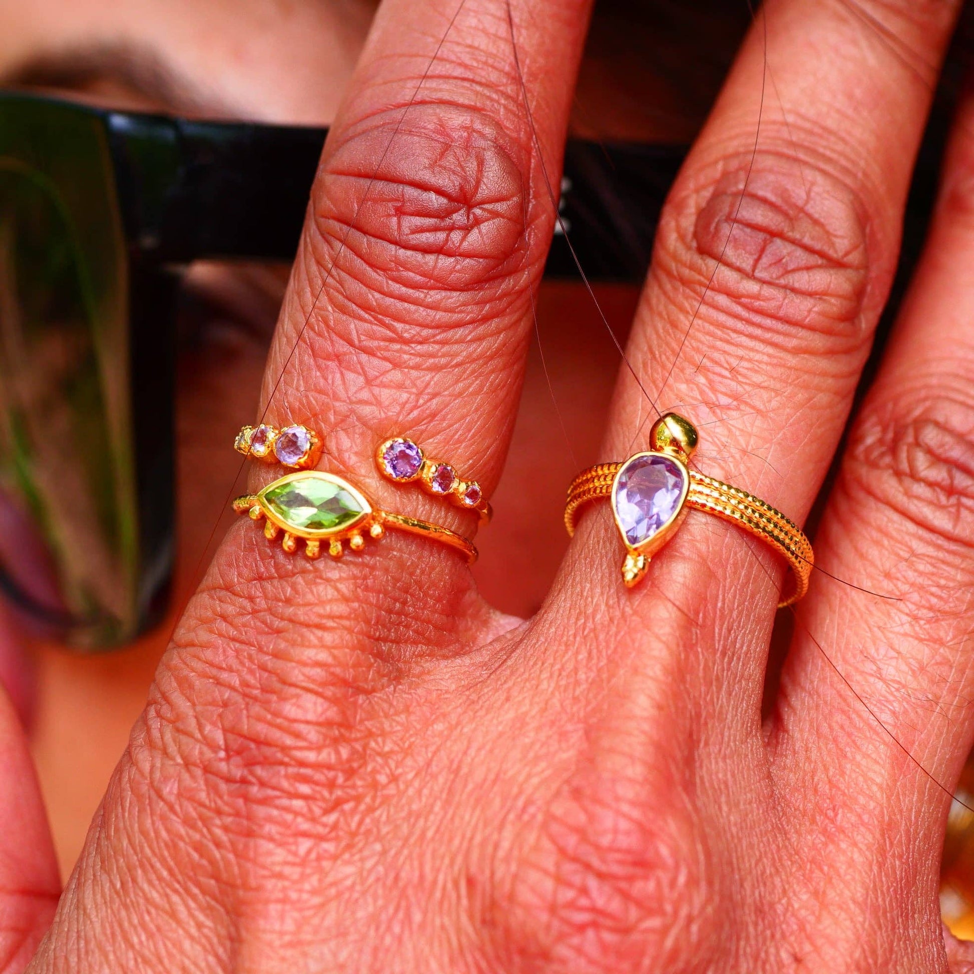 Anello Iris in peridoto naturale con montatura dorata indossato