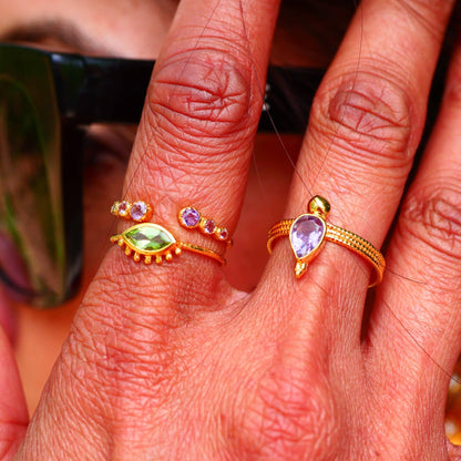 Anello Iris in peridoto naturale con montatura dorata indossato
