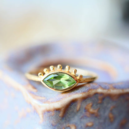 Anello Iris in peridoto naturale con montatura dorata