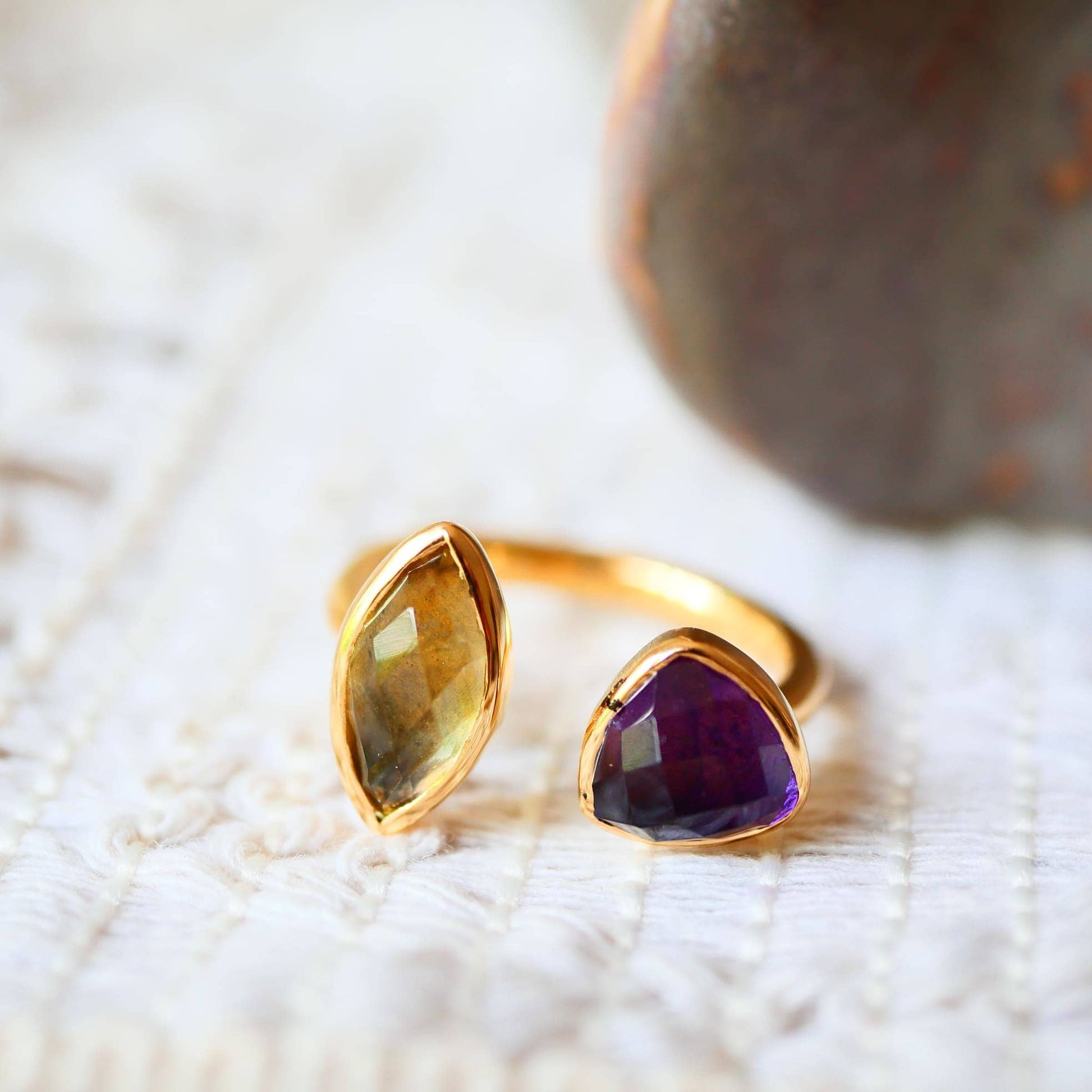 primo piano anello veda