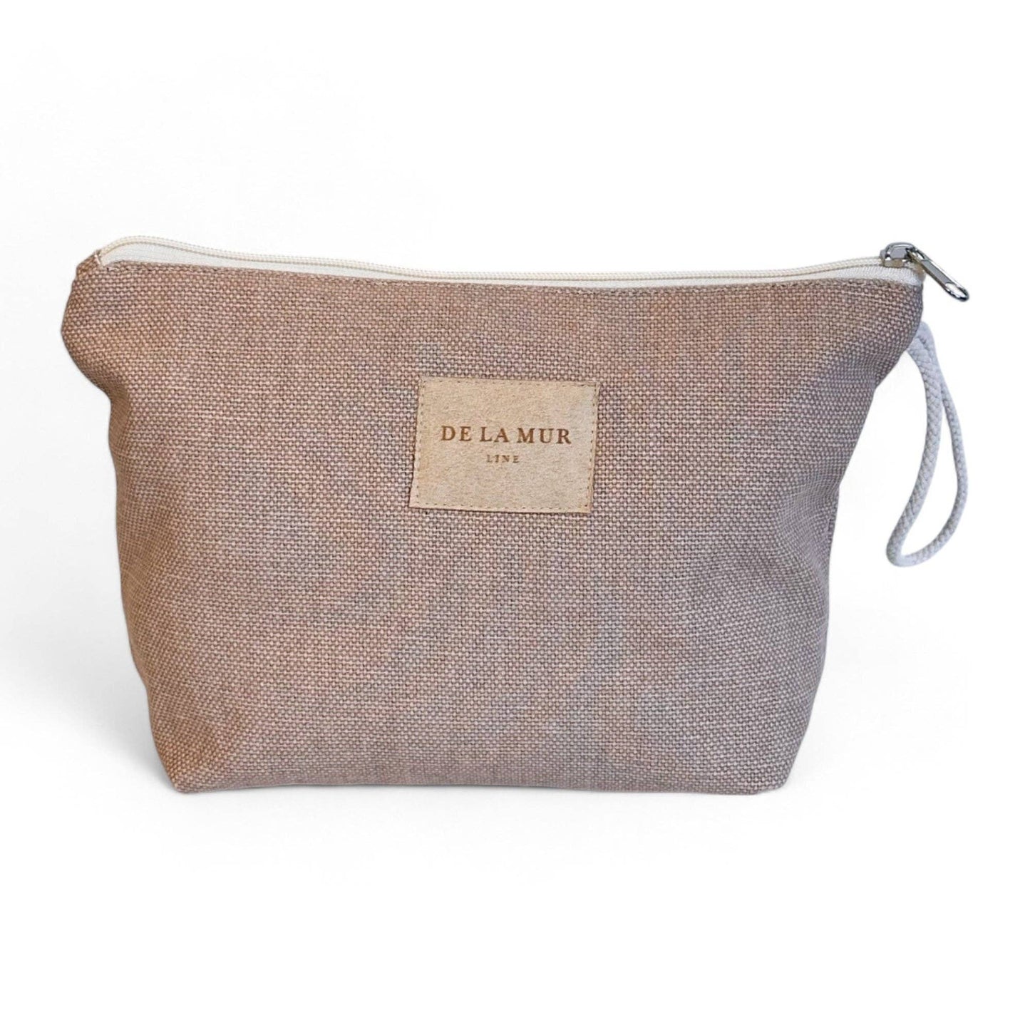 Astuccio beige in tessuto spesso sostenibile con manico in corda grezza e cerniera superiore.