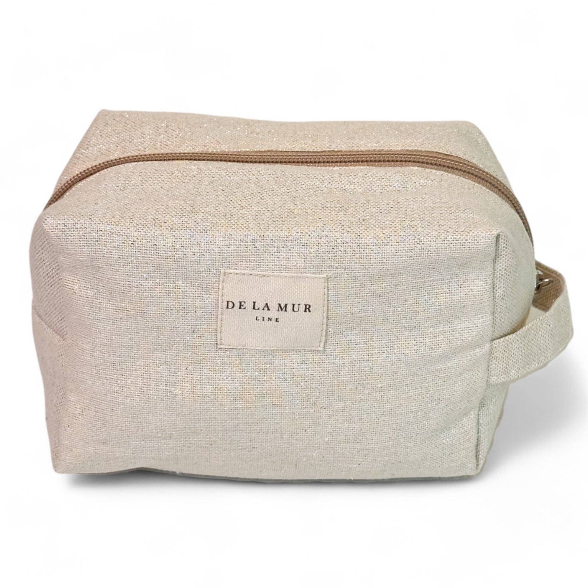 Beauty case beige con lurex dorato e argentato, tessuto fine half-panama con cerniera superiore e manico laterale.