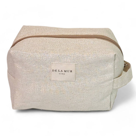 Beauty case beige con lurex dorato e argentato, tessuto fine half-panama con cerniera superiore e manico laterale.