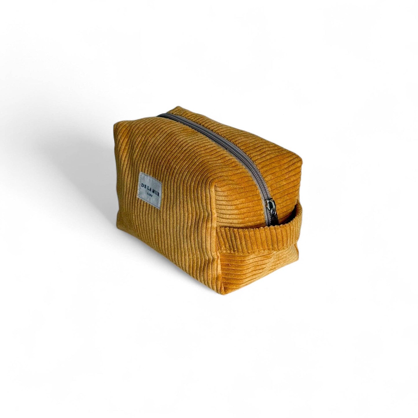 Beauty case in velluto a coste color senape vista laterale