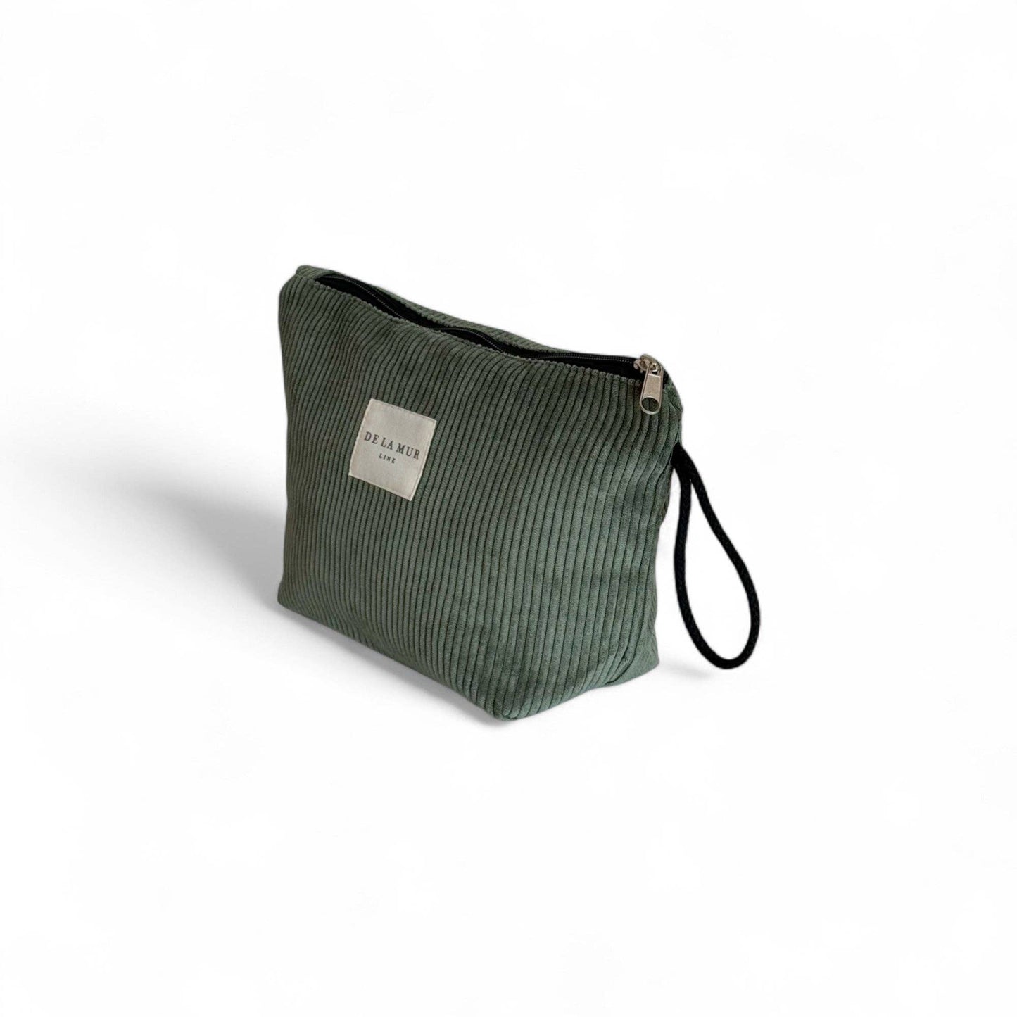 Beauty case in velluto verde a coste con manico in corda grigio.