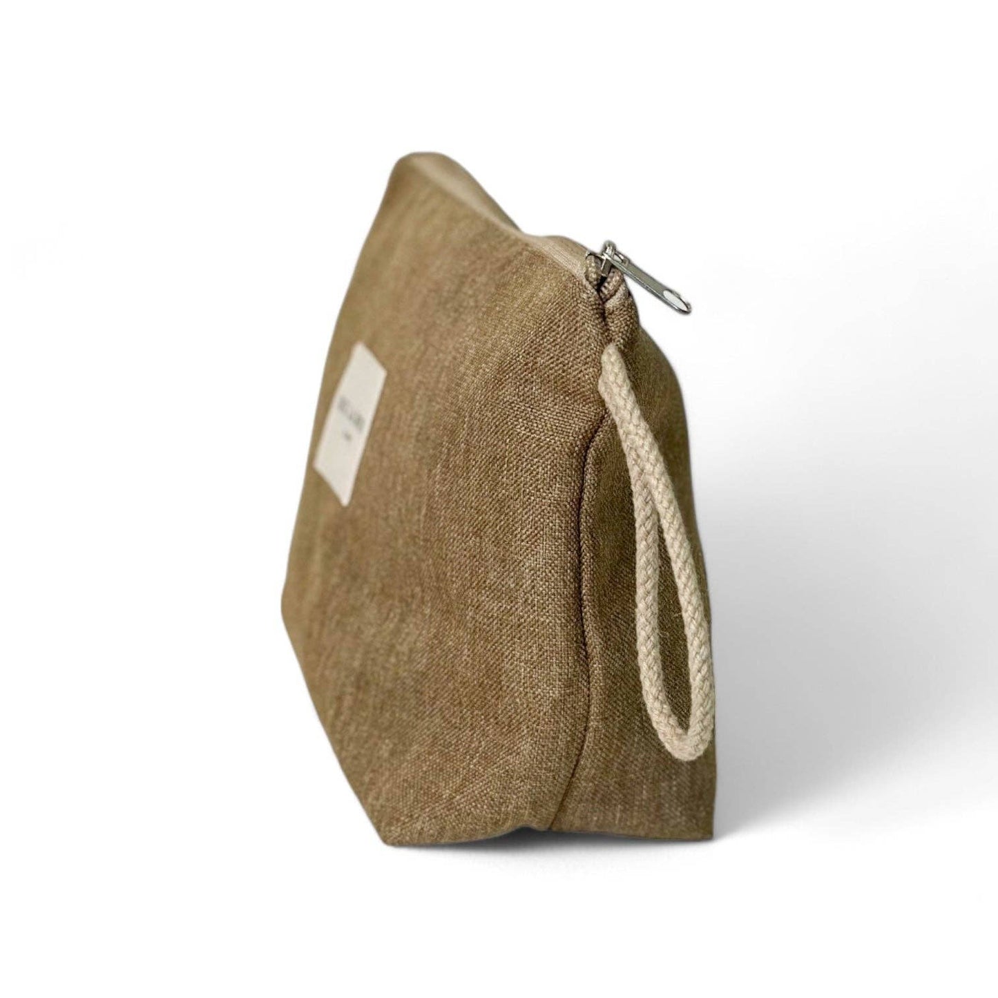 Beauty case in tessuto liscio color ocra con manico in corda beige.