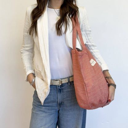 borsa a righe rossa e beige indossata
