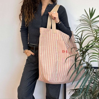 borsa extra large rosa e beige indossata
