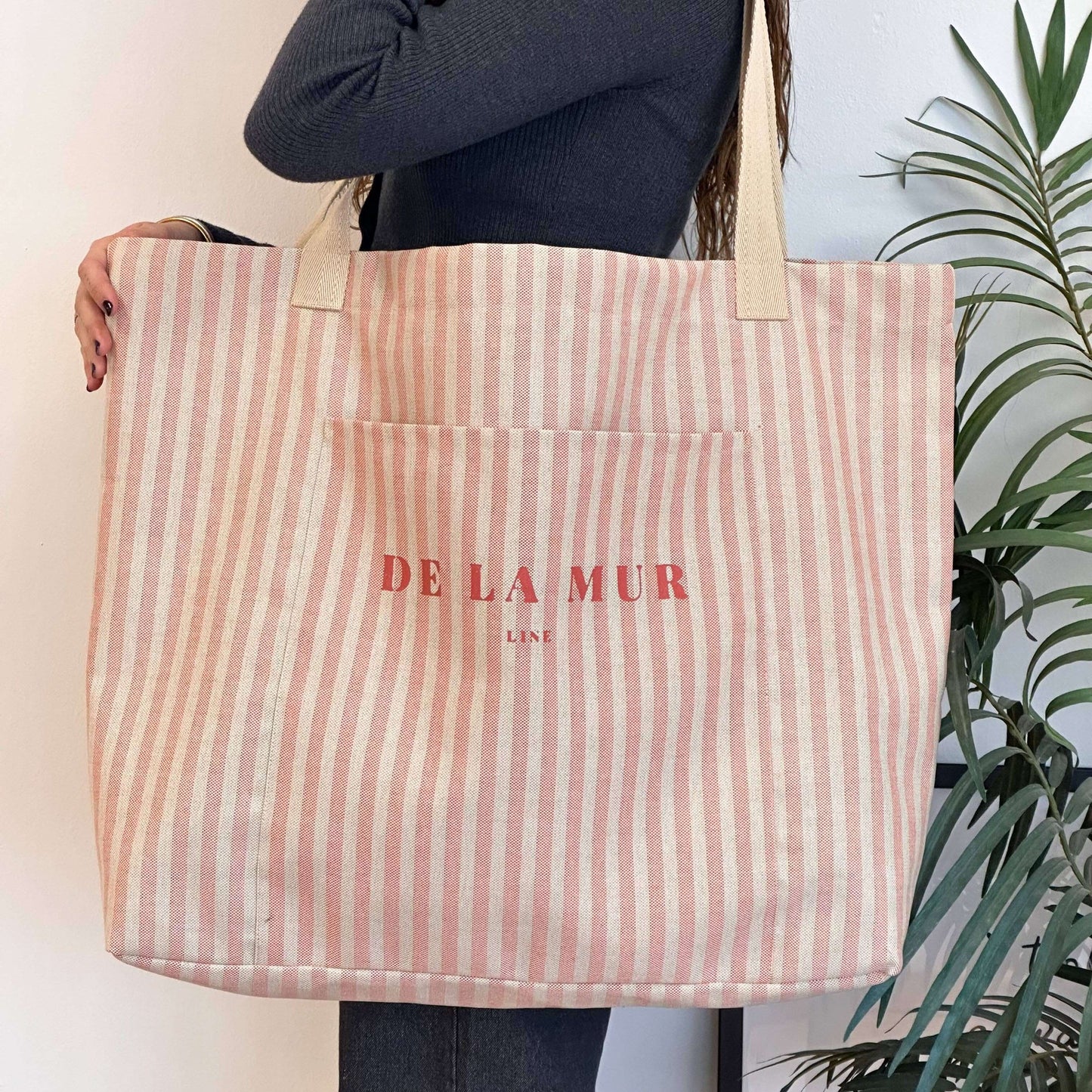 borsa extra large rosa e beige con tasca indossata