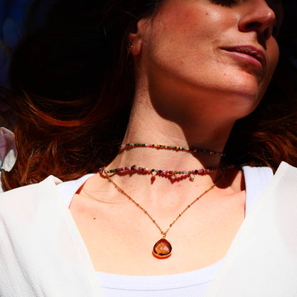 donna che indossa collana justine in quarzo fumé