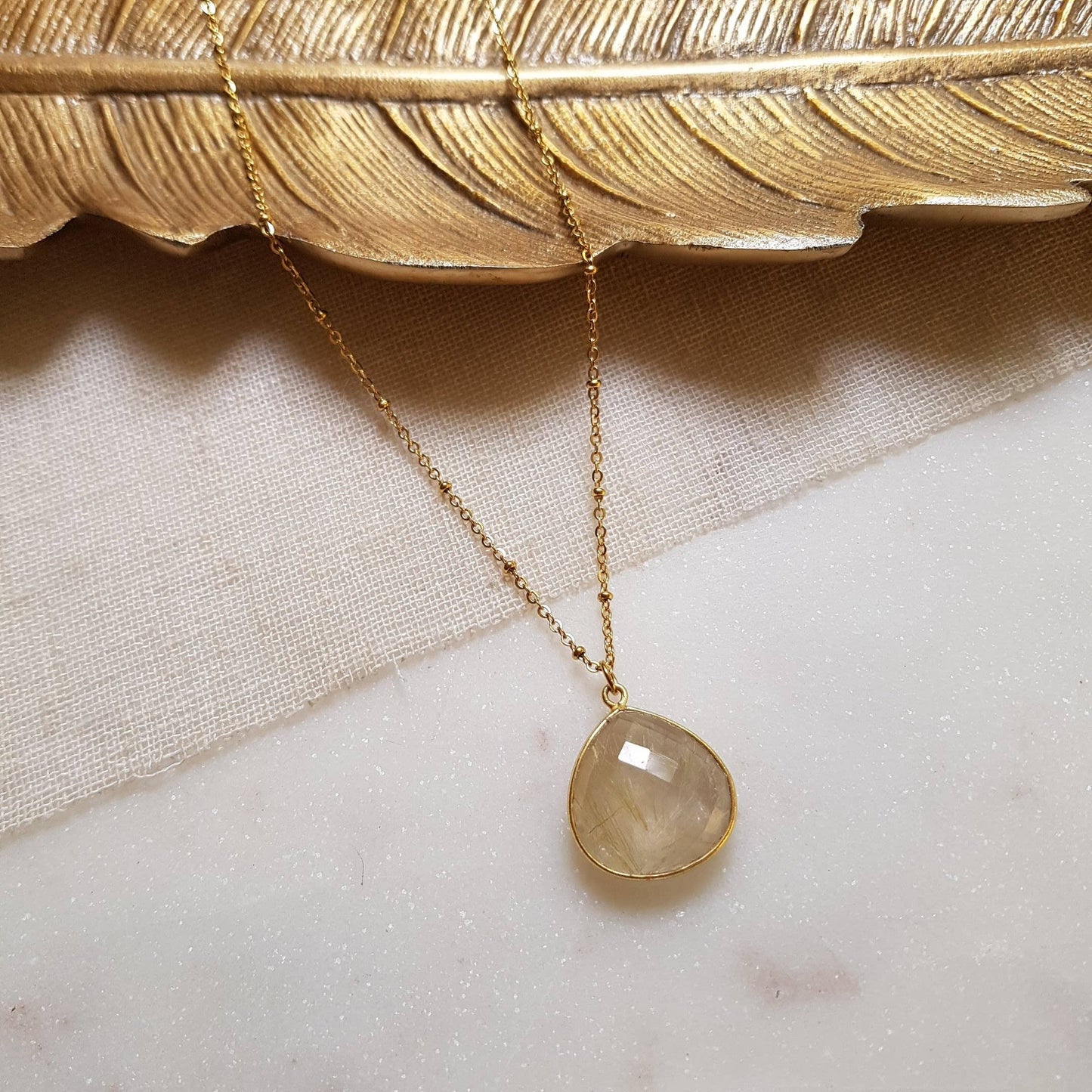 collana pietra naturale con inclusioni dorate