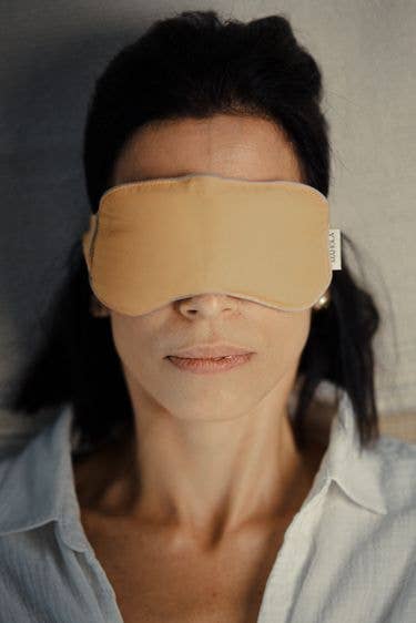 donna che indossa cuscino per occhi 