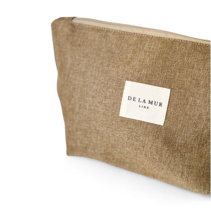 Dettaglio del manico in corda beige del beauty case in tessuto ocra.