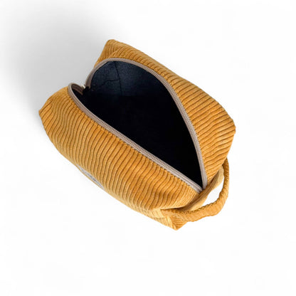 Interno del beauty case medio in velluto color senape Amun.