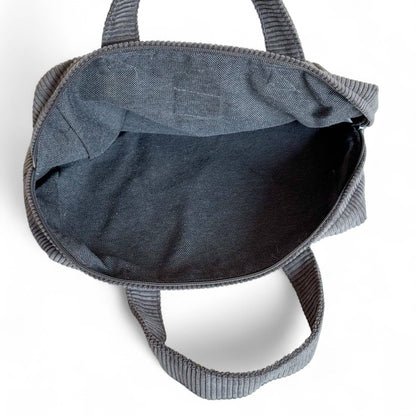 interno foderato in tessuto grigio del necessaire Amun