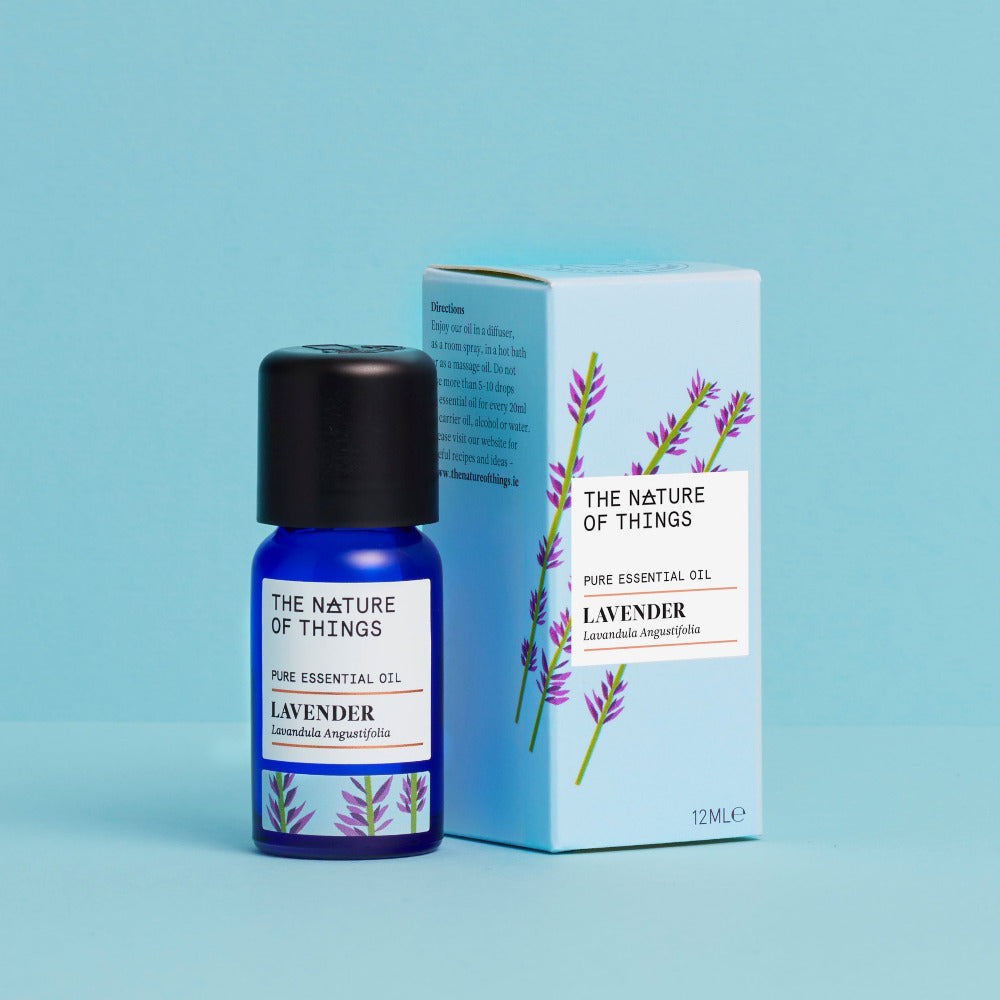 olio essenzale di lavanda sfondo azzurro