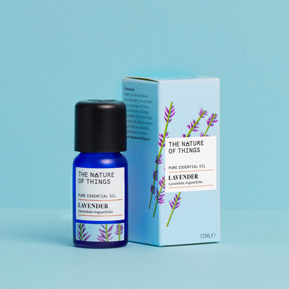 olio essenzale di lavanda sfondo azzurro