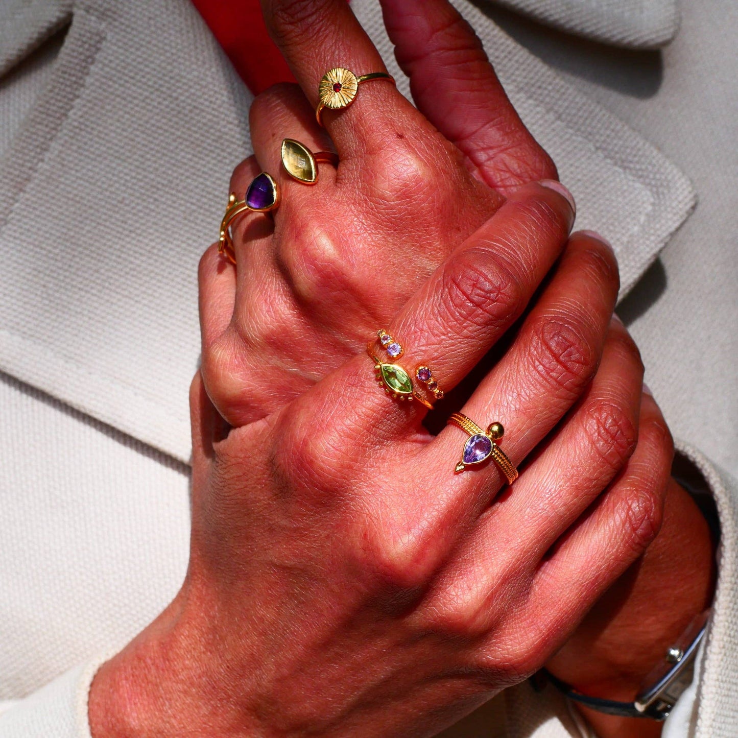 mani con indosso anelli ginandger