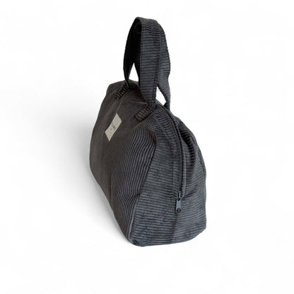 Necessaire Amun in velluto grigio scuro utilizzato per accessori e cosmetici