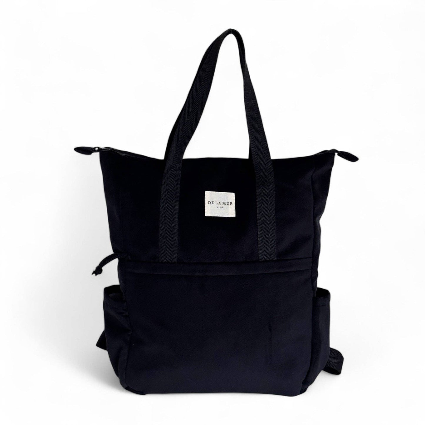 Zaino in velluto nero con manici regolabili e spallacci in cotone.